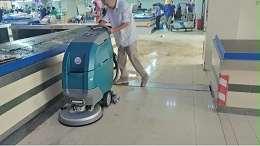 工厂洗地机不吸水时正确的做法该怎么做？